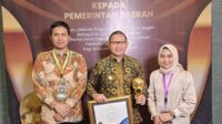 Pj Wali Kota Batu didampingi Plt. Kadinkes Batu usai menerima penghargaan. (ist) - Cover Warganya Dengan Jaminan Kesehatan, Pemkot  Batu Terima Penghargaan Universal Health Coverage