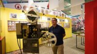 Pj Wali Kota Batu menikmati koleksi museum Srimulat, Bumiaji, Kota Batu. (ist) - Pj Aries Kagum Museum Srimulat Bumiaji Kota Batu