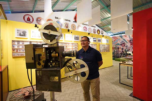 Pj Wali Kota Batu menikmati koleksi museum Srimulat, Bumiaji, Kota Batu. (ist) - Pj Aries Kagum Museum Srimulat Bumiaji Kota Batu