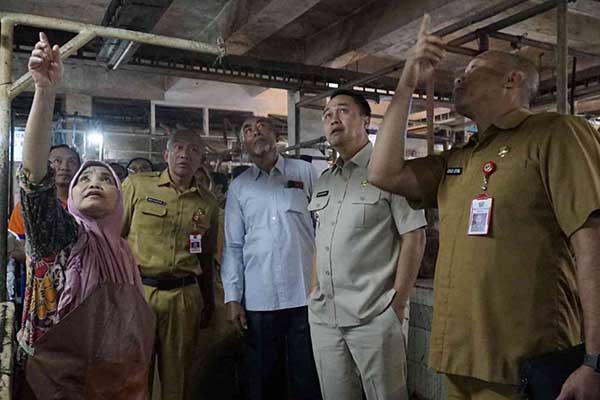 Pj Wali Kota Malang meninjau langsung kondisi Pasar Besar Malang. (ist) - Pj Wali Kota Malang Siap Kawal dan Jadikan Prioritas Revitalisasi Pasar di Kota Malang