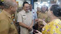 Pj Wali Kota Malang saat berdialog bersama pedagang di Pasar Besar Malang. (ist) - Pj Wali Kota Malang Siap Kawal dan Jadikan Prioritas Revitalisasi Pasar di Kota Malang