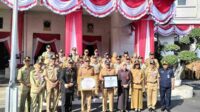Pj Wali Kota Malang saat memamerkan prestasi Kota Malang. (afi) - Pj Wali Kota Malang Apresiasi dan Bangga Atas Prestasi Masyarakat Kota Malang