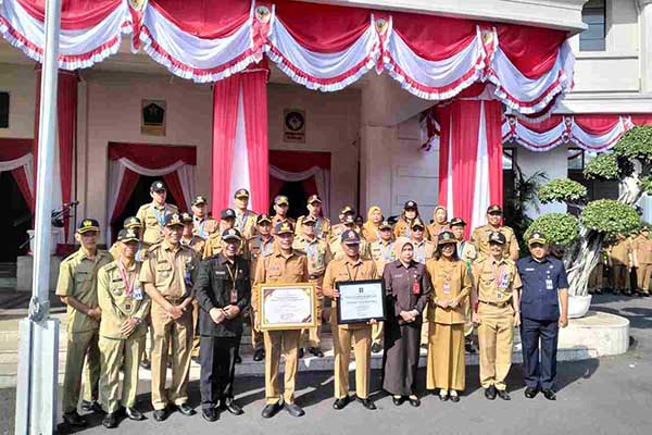 Pj Wali Kota Malang saat memamerkan prestasi Kota Malang. (afi) - Pj Wali Kota Malang Apresiasi dan Bangga Atas Prestasi Masyarakat Kota Malang