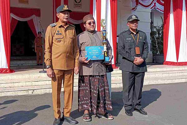 Pj Wali Kota Malang saat memberikan piagam penghargaan kepada pemenang MTQ Kota Malang. (afi) - Pj Wali Kota Malang Apresiasi dan Bangga Atas Prestasi Masyarakat Kota Malang