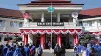 Pj Wali Kota Malang saat memimpin apel dan tandai hari pertama mulai bekerja. (ist) - Hari Pertama Masuk Kerja, Pj Wali Kota Malang Pimpin Apel dan Ajak ASN Kolaborasi