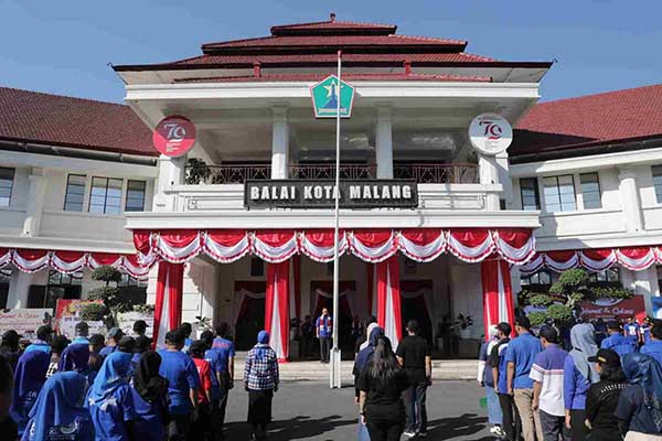 Pj Wali Kota Malang saat memimpin apel dan tandai hari pertama mulai bekerja. (ist) - Hari Pertama Masuk Kerja, Pj Wali Kota Malang Pimpin Apel dan Ajak ASN Kolaborasi