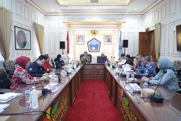 Pj Wali Kota Malang saat pertemuan audiensi bersama forum TSP. (pro) - Pj Wali Kota Malang Ajak Forum TSP Berperan Aktif Selesaikan Isu Strategis