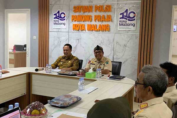 Pj Wali Kota Malang saat rakor dan evaluasi bersama Satpol-PP. (afi) - Pj Wali Kota Malang Soroti Isu Prioritas di Empat OPD, Bertekad Tuntaskan Secepatnya