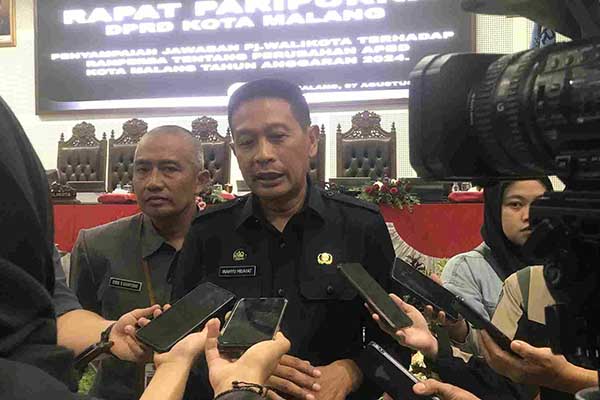 Pj Wali Kota Malang sebut jawaban atas pertanyaan fraksi DPRD sudah dirasa cukup. (afi) - Pj Wali Kota Malang Sampaikan Jawaban Pertanyaan Fraksi DPRD dan Dikonkretkan di Banggar dan TPAD