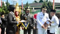 Pj Wali Kota Malang secara simbolis berikan remisi kepada 10 orang perwakilan narapidana dari Lapas Malang dan Lapas Perempuan Malang. (ist) - Rayakan HUT ke-79 RI, Pj Wali Kota Malang Berikan Remisi Kepada 2.058 WBP Lapas Malang