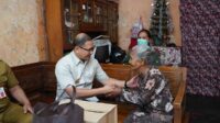 Pj. Aries saat mengunjungi warga. (ist) - Tak Kenal Lelah Pj. Walikota Batu Selalu Kunjungi Warganya yang Butuh Perhatian