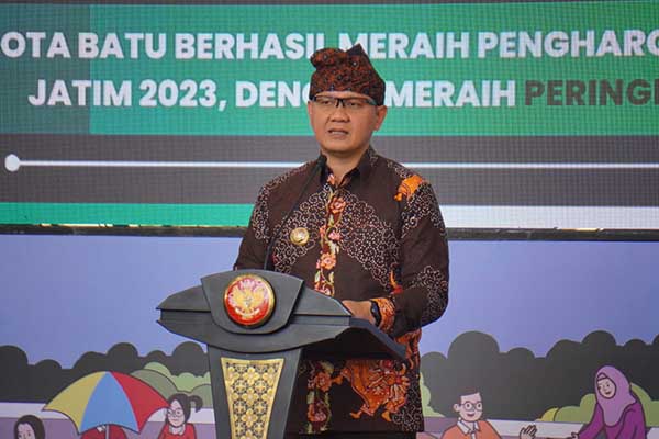 Pj. Wali Kota Batu, Dr Aries Agung Paewai SSTP MM memberikan sambutan dalam acara LOKALISME 2024. (ist) - LOKALISME 2024 di Kota Batu, 'Makin Lokal Makin Bangga!'
