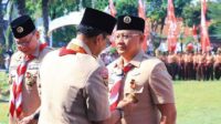 Peduli Gerakan Pramuka, Pj Wali Kota Batu Terima Penghargaan Lencana Darma Bakti Surabaya, SERU.co.ud - Penjabat (Pj) Wali Kota Batu, menerima penghargaan Lencana Darma Bakti dari Kwartir Nasional (Kwarnas) Gerakan Pramuka, Selasa (27/8/2024). Penghargaan di berikan di Gedung Negara Grahadi di Surabaya oleh Ketua Kwarnas Pramuka Komjen Pol (Purn) Budi Waseso. Penyerahan penghargaan di berikan dalam kegiatan Upacara Hari Pramuka Ke - 63, Kwartir Daerah Gerakan Pramuka Jawa Timur. Penghargaan Lencana Darma Bakti ini diberikan kepada individu yang telah menyumbangkan tenaga, pikiran, dana dan fasilitas cukup besar. Serta dinilai sangat membantu kelancaran kegiatan pembinaan dan pengembangan Gerakan Pramuka. Pj. Wali Kota Batu, Dr Aries Paewai sekaligus sebagai Ketua Majelis Pembimbing Cabang (Mabicab) Gerakan Pramuka Kota Batu. Dalam riwayat kepramukaannya, Pj. Aries sudah merintis sebagai anggota pramuka sejak masih sekolah dasar, dan aktif diseluruh tingkatan pramuka. Bahkan jiwa pramuka ini melekat sampai Pj. Aries menjalani pendidikan di IPDN. "Sejak kecil, saya telah belajar banyak hal berharga dari Gerakan Pramuka," serunya. Berbagai pengalamannya sebagai anggota pramuka diantaranya Raimuna Tingkat Penegak dan Pandega Nasional sampai internasional di Lebak Harjo, Kabupaten Malang Tahun 1993. Bahkan juga pernah mengantarkannya mengikuti kegiatan sampai ditingkat Jambore Pramuka Dunia di Korea Tahun 1991. Selain itu, Aries juga mendapatkan tiga rekor MURI, antara lain, apel akbar pramuka serentak dengan kemah terbanyak, pagelaran macapat oleh pramuka terbanyak, dan pelatihan siaga bencana oleh pramuka terbanyak. "Penghargaan ini bukan hanya untuk saya, tetapi juga untuk seluruh anggota pramuka yang terus berjuang untuk negeri," kata Pj. Aries. Ditengah hilangnya identias pramuka, Pj. Aries berinisiasi menghidupkan eksistensi pramuka dengan secara terang menolak dan mewajibkan pramuka sebagai ekstrakulikuler wajib di sekolah. Ia juga mencanangkan revitalisasi gerakan pramuka pada kegiatan Apel Akbar Pramuka Penegak dan Pelatihan Kepramukaan Tingkat Penegak se-Jawa Timur di Kota Batu. Penghargaan yang ia terima, didedikasikan untuk seluruh anggota Pramuka, agar terus bersemangat untuk menjadikan Pramuka sebagai tempat menempa diri. "Untuk menjadi generasi penerus dan pemimpin masa depan bangsa yang beriman, kokoh, tangguh, cinta alam dan kasih sayang sesama manusia," pungkas Pj. Aries Jiwa kepemimpinan yang diperoleh dari kegiatan kepramukaan, kini mengantar Aries Agung Paewai berprestasi diberbagai bidang, menginsiprasi banyak orang. Aries pun dipercaya menjadi Pj. Wali Kota Batu, sekaligus Kepala Dinas Pendidikan Provinsi Jawa Timur, dan sebagai Andalan Kwarda Gerakan Pramuka Jatim. Selain itu juga dilaksanakan penyerahan penghargaan Lencana Melati kepada Pj Gubernur Jatim Adhy Karyono yang juga Ketua Majelis Pembimbing Daerah (Mabida) Gerakan Pramuka masa bakti 2024-2025. (dik/...) Gerakan Pramuka, Pj Wali Kota Batu, Penghargaan Lencana Darma Bakti