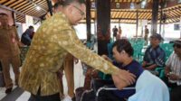 Pj. Wali Kota Batu saat meninjau penyerahan insentif. (ist) - Sumringah Para Lansia dan Disabilitas saat Terima Insentif dari Pemkot Batu