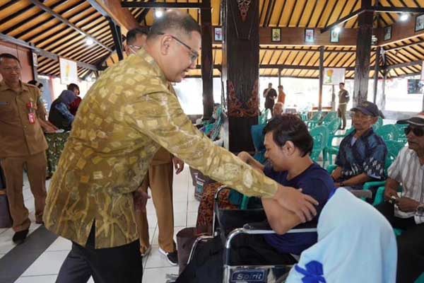 Pj. Wali Kota Batu saat meninjau penyerahan insentif. (ist) - Sumringah Para Lansia dan Disabilitas saat Terima Insentif dari Pemkot Batu