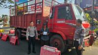 Polres Malang lakukan penindakan terhadap kendaraan muatan tebu yang kelebihan muatan. (ist) - Viral, Truk Muatan Tebu Lebihi Kapasitas Ditindak Tegas Satlantas Polres Malang