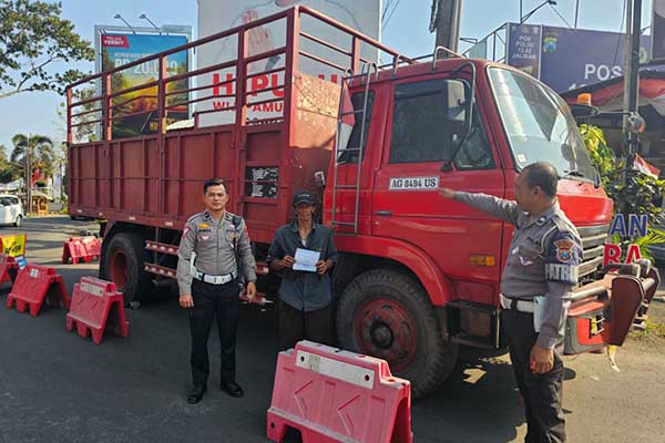 Polres Malang lakukan penindakan terhadap kendaraan muatan tebu yang kelebihan muatan. (ist) - Viral, Truk Muatan Tebu Lebihi Kapasitas Ditindak Tegas Satlantas Polres Malang