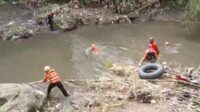 Proses pencarian Balita 3,5 tahun di Kecamatan Pakisaji yang hanyut terseret aliran sungai irigasi. (ist) - Petugas Temukan Sandal Milik Balita Hanyut di Kecamatan Pakisaji