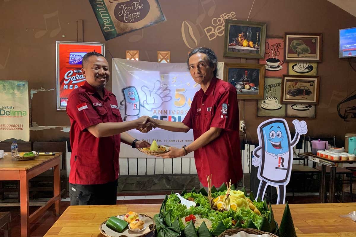 Prosesi pemotongan tumpeng tandai 5 tahun SERU.co.id. (afi) - Lima Tahun SERU.co.id, Komitmen Suguhkan Berita Tepercaya Jadi Rujukan Publik - Lima Tahun SERU.co.id, Komitmen Suguhkan Berita Terpercaya Jadi Rujukan Publik