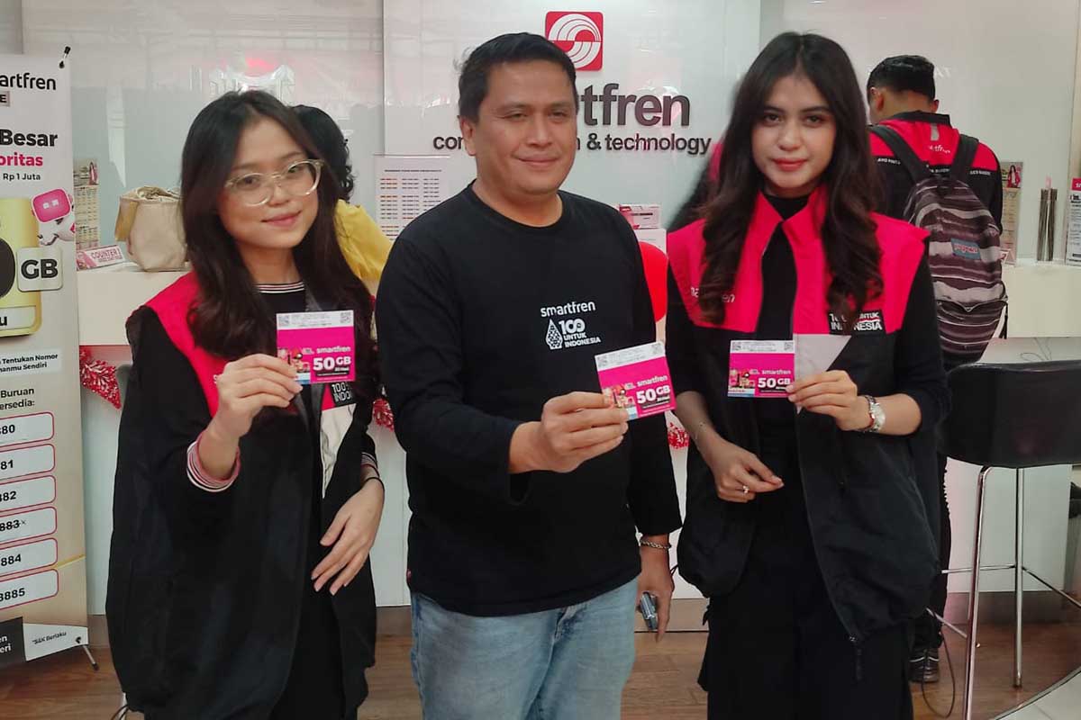 Regional Sales Head of South East Java & Bali Nusra PT Smartfren Telecom Tbk, Jimmy Tambunan (tengah). (rhd) - Apresiasi Pelanggan, Berikut Pemenang Gebyar Hadiah Smartfren Puluhan Juta