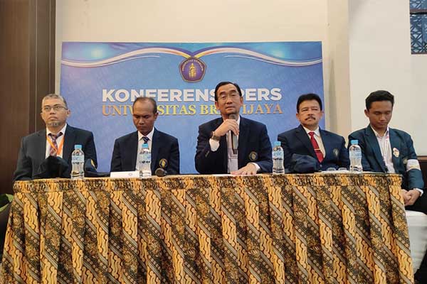 Rektor UB, didampingi Wakil Rektor, Direktur Direktorat Kemahasiswaan dan Ketua Pelaksana PKKMB, saat preskon. (rhd) - 14.821 Maba UB Ikuti PKKMB Secara Hybrid