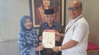 SaLaf tengah menerima rekom dari DPP PDIP. (ist) - Rekom DPP PDIP Akhirnya Jatuh pada Sanusi-Lathifah (SaLaf)