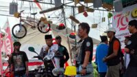 Saat Bupati Malang, HM Sanusi memberikan sambutan pada acara jalan sehat di Perumahan Landungsari Indah, Desa Landungsari, Kecamatan Dau. (ist) - Beri Semangat pada Warga Landungsari, Sanusi Hadiri Kegiatan Jalan Sehat