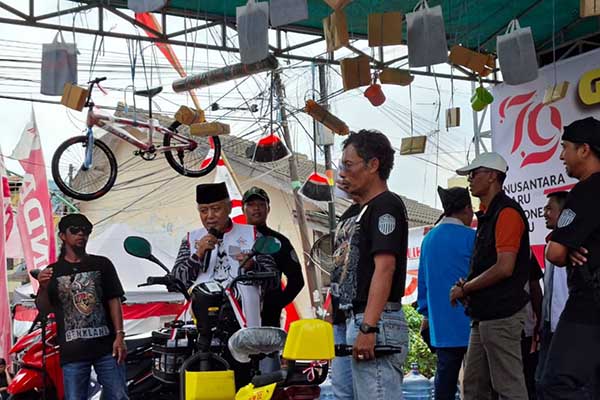 Saat Bupati Malang, HM Sanusi memberikan sambutan pada acara jalan sehat di Perumahan Landungsari Indah, Desa Landungsari, Kecamatan Dau. (ist) - Beri Semangat pada Warga Landungsari, Sanusi Hadiri Kegiatan Jalan Sehat
