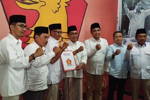 Salah satu bakal calon Bupati Pamekasan saat mendaftarkan diri pada Partai DPC Gerindra Pamekasan beberapa waktu lalu. (SERU.co.id /udi) - Dugaan Mahar untuk Rekom Bacabup hingga Miliaran Terpa DPC Gerindra Pamekasan
