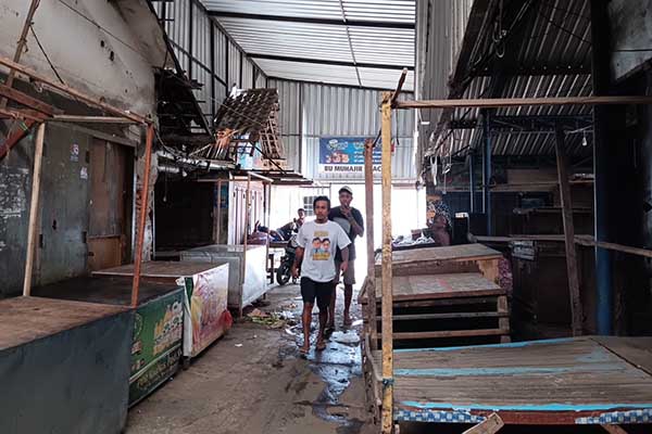 Salah titik yang mengalami kerusakan dan bocor di Pasar Pakis, menjadi skala prioritas untuk direnovasi. (ist) - Pemkab Malang Bakal Renovasi 10 Pasar Tradisional Prioritas