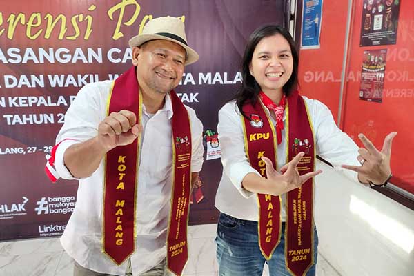 Sam HC-Ganis Rumpoko dengan style masing-masing. (rhd) - Last Minute ala PDI-P, Sam HC - Ganis Rumpoko Daftar ke KPU Kota Malang
