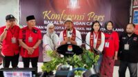 Sam HC-Ganis Rumpoko didampingi jajaran Ketua DPC PDI-P Kota Malang dan timses. (rhd) - Last Minute ala PDI-P, Sam HC - Ganis Rumpoko Daftar ke KPU Kota Malang