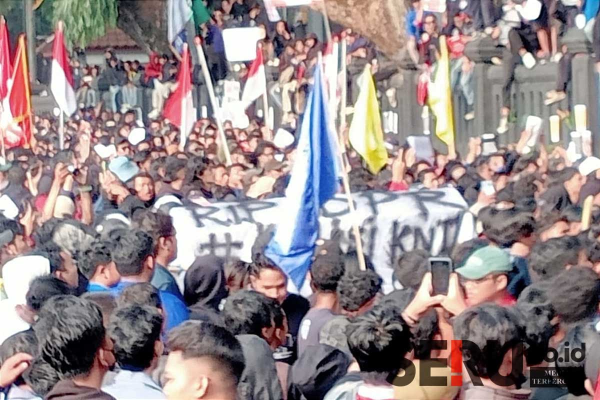 Sebuah keranda bertuliskan 'RIP DPR' dibawa mahasiswa ke depan gedung DPRD Kota Malang, kemudian dibakar. (afi) - Demo Mahasiswa Malang Kawal Putusan MK Terkait Pilkada Sempat Ricuh