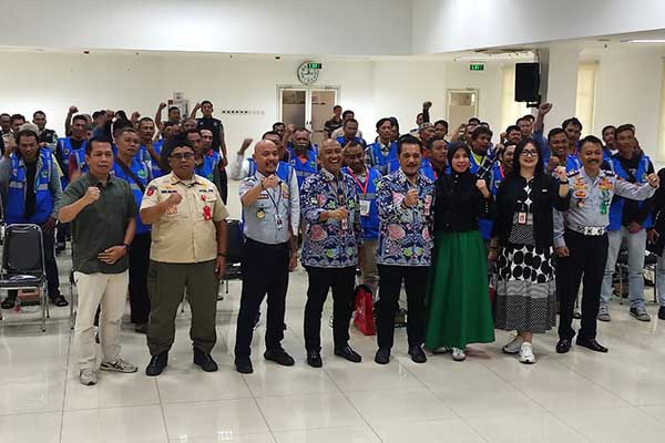 Sekda dan Dishub Kota Malang bersama para juri parkir yang melakukan uji coba cashless. (rhd) - Siasati Dugaan Kebocoran Retribusi Parkir, Dishub Kota Malang Uji Coba Pembayaran Cashless
