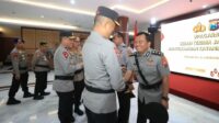Kapolda Jawa Timur Irjen Pol Imam Sugianto memimpin serah terima jabatan (sertijab) dua pejabat utama Polda Jatim di Gedung Patuh Lantai 2