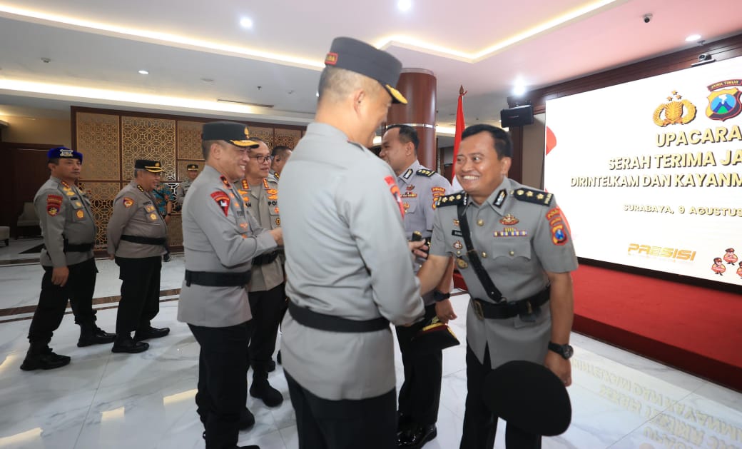 Kapolda Jawa Timur Irjen Pol Imam Sugianto memimpin serah terima jabatan (sertijab) dua pejabat utama Polda Jatim di Gedung Patuh Lantai 2