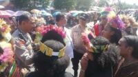 Siswa-siswi Papua SMAN Kalisat saat dihadang kelompok yang disinyalir OPM. (ist) - Kelompok OPM Hadang Siswa-siswi Papua di Jember Saat Karnaval Hingga Dibawa Polisi