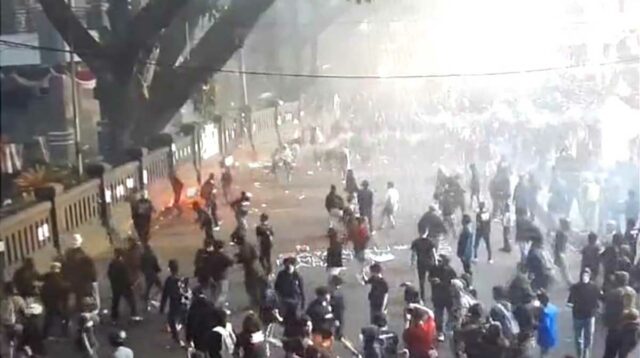 Situasi demonstrasi kawal putusan MK sempat memanas akibat provokator. (cctv) - Demo Mahasiswa Malang Kawal Putusan MK Terkait Pilkada Sempat Ricuh