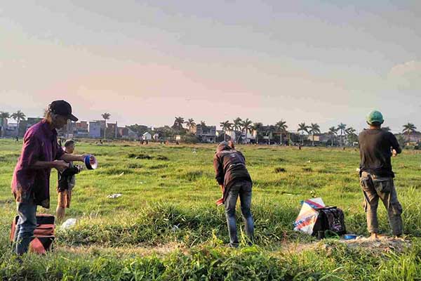 Suasana Sawah Kotak saat sore hari mulai dipenuhi warga yang ingin bermain layangan. (afi) - Sawah Kotak Sekarpuro, Surga Bermain Layang-Layang yang Butuh Perhatian