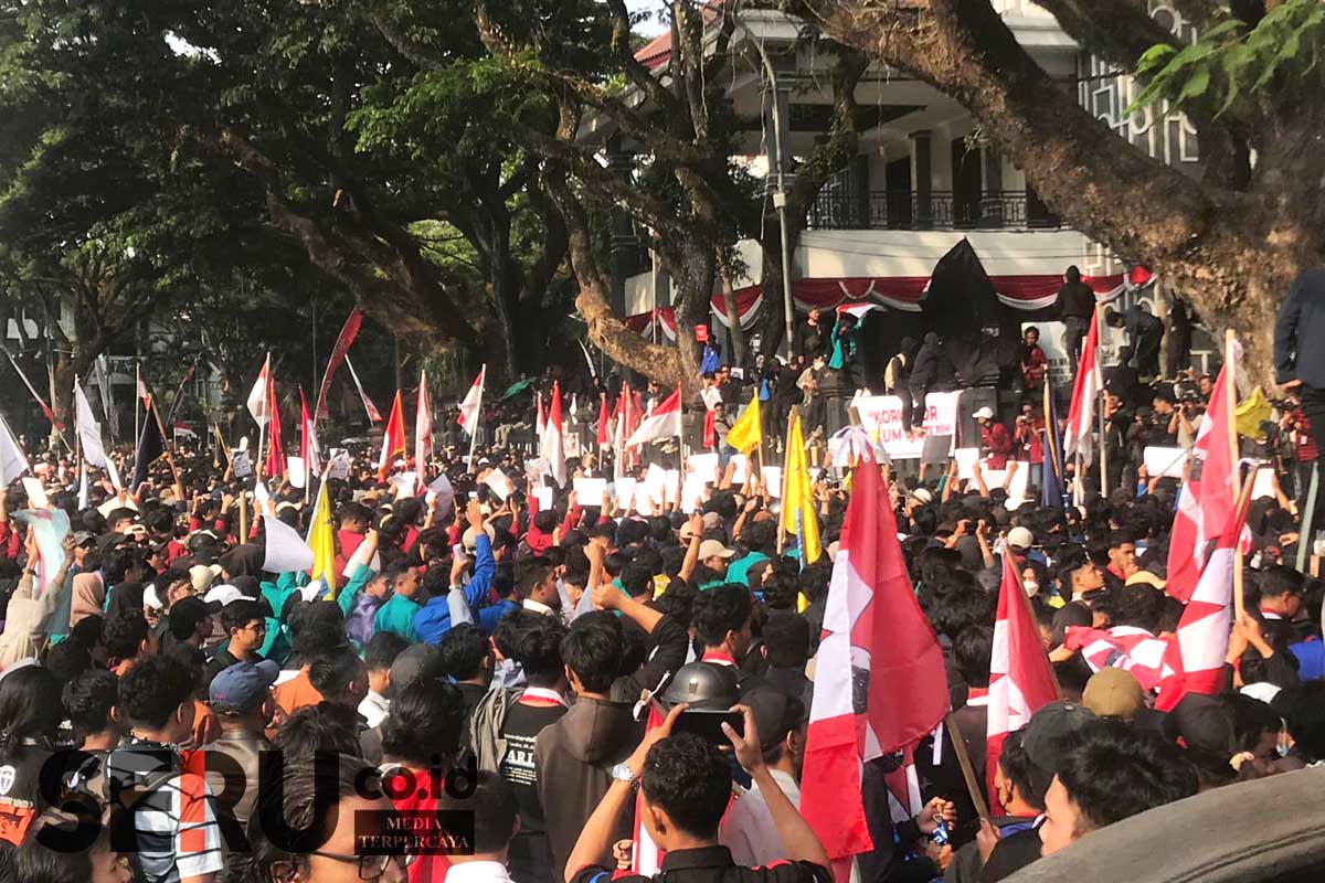 Suasana demonstrasi mengawal putusan MK di depan DPRD Kota Malang. (afi) - Prof Rachmad Safa'at: Hentikan Oligarki dan Dinasti Politik di Indonesia