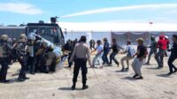 Suasana saat tim Gabungan Polres Pamekasan melakukan latihan Sispamkota di lapangan Taddan Sampang. (SERU.co.id/udi) - Jelang Pilkada 2024, 300 Personel Polres Pamekasan Gelar Latihan Sispamkota