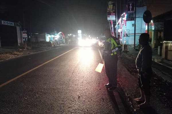 TKP kecelakaan maut di Jalan Raya Dampit RT7/RW9, Kecamatan Dampit, Kabupaten Malang. (ist) - Dua Motor Adu Banteng Setelah Gagal Menyalip Kendaraan Roda Enam, Seorang Pria Tewas