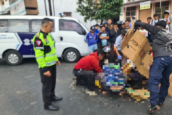 Berusaha Mendahului, Pengendara Motor Tewas Terlindas Truk Muatan Tebu di Jalan Laksamana Martadinata
