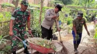 TNI-Polri dan Warga Kampung Semar Kerja Bakti Bersihkan Lingkungan