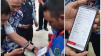 Uji coba scan barcode QRIS yang dikalungkan pada juru parkir dan notifikasi pembayaran sukses. (rhd) - Siasati Dugaan Kebocoran Retribusi Parkir, Dishub Kota Malang Uji Coba Pembayaran Cashless