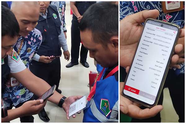 Uji coba scan barcode QRIS yang dikalungkan pada juru parkir dan notifikasi pembayaran sukses. (rhd) - Siasati Dugaan Kebocoran Retribusi Parkir, Dishub Kota Malang Uji Coba Pembayaran Cashless