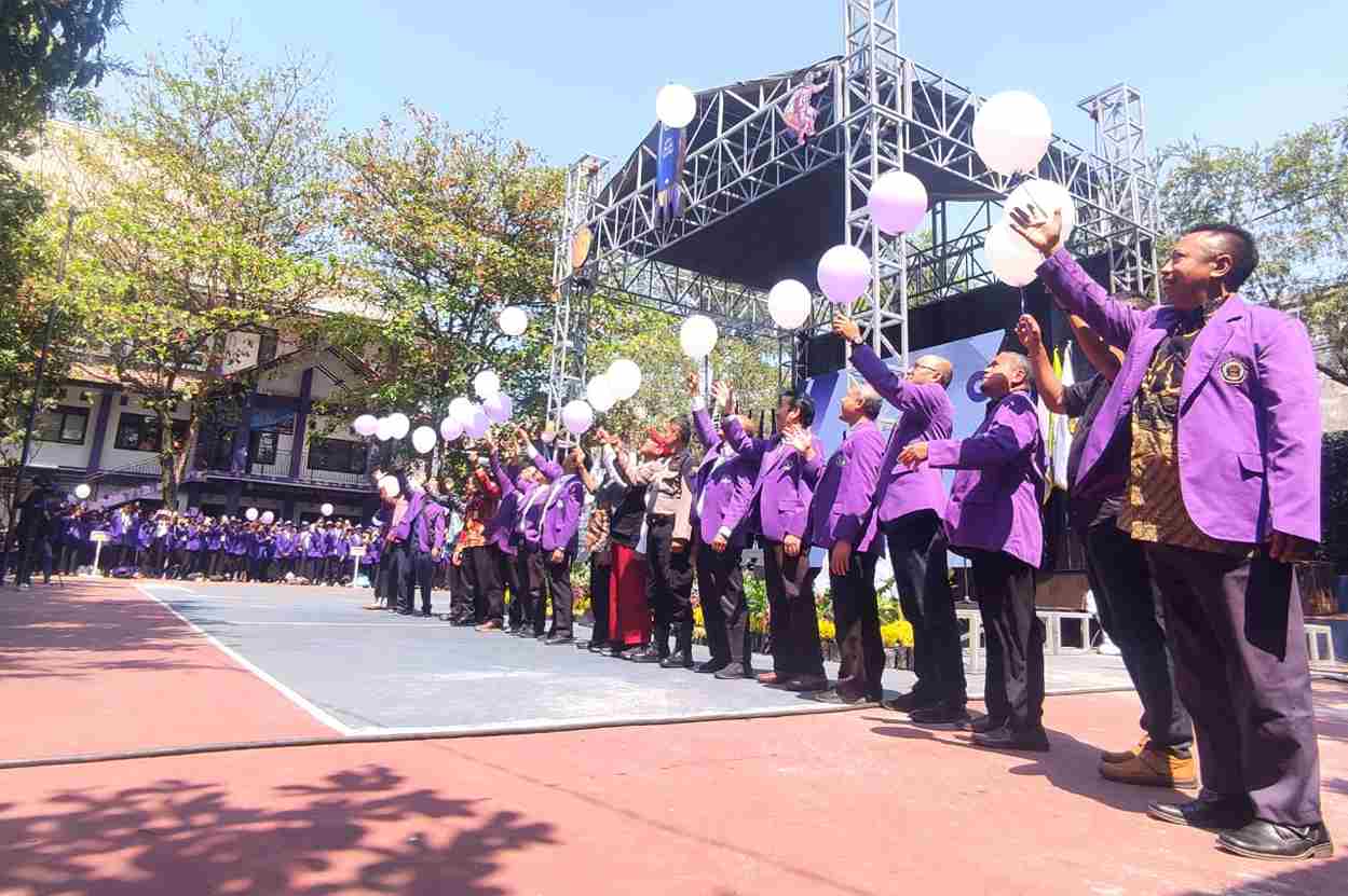 Sivitas Akademika Unitri Sambut Ribuan Mahasiswa Baru