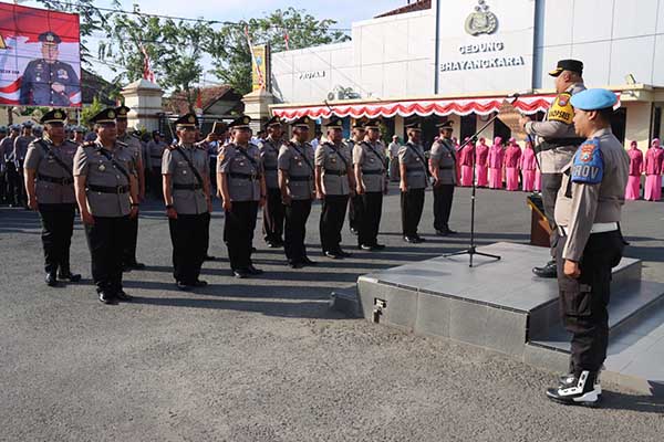 Upacara Sertijab dilingkungan polres Pamekasan yang dipimpin langsung Kapolres Pamekasan, AKBP Jazuli Dani Iriawan. (Seru.co.id/udi) - Sertijab Jajaran Polres Pamekasan, Kapolres: Bawa Perubahan Sesuai Harapan Masyarakat