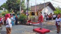 Upacara pengibaran bendera HUT RI ke-79, oleh warga Kelurahan Cepokomulyo, Kecamatana Kepanjen, Kabupaten Malang. (ist) - Upacara HUT RI Unik, Ibu-ibu Rumah Tangga Jadi Petugas Upacara dengan Memakai Pakaian Adat dari Berbagai Daerah