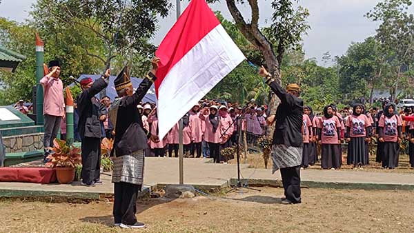 Bacabup Jember Gus Fawait-Djoko Gelar Upacara di Pelosok Desa